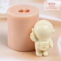 Молд силикон "Космонавт стоит" 6,5х4х3 см Молд силикон "Космонавт стоит" 6,5х4х3 см