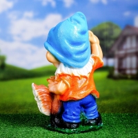 Садовая фигура "Гном с белкой" 17х25х39см Садовая фигура "Гном с белкой" 17х25х39см