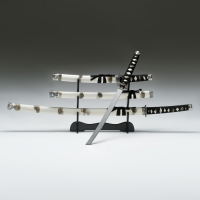 Сув. изделие катаны 3в1 на подставке, ножны дерево, белая дымка глянец 51/77/104см Сув. изделие катаны 3в1 на подставке, ножны дерево, белая дымка глянец 51/77/104см