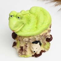 Фигура "Змея на пне" зеленое яблоко, 22х20см