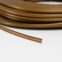 Ротанг искусственный гладкий 7 мм 100 м полутрубка (бронза металлик) Ротанг искусственный гладкий 7 мм 100 м полутрубка (бронза металлик)