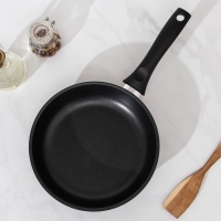 Сковорода &laquo;Традиция&raquo;, d=22 см, пластиковая ручка, антипригарное покрытие, цвет чёрный