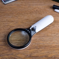 Лупа 2,5х, 8х d=7см, с подсветкой Лупа 2,5х, 8х d=7см, с подсветкой