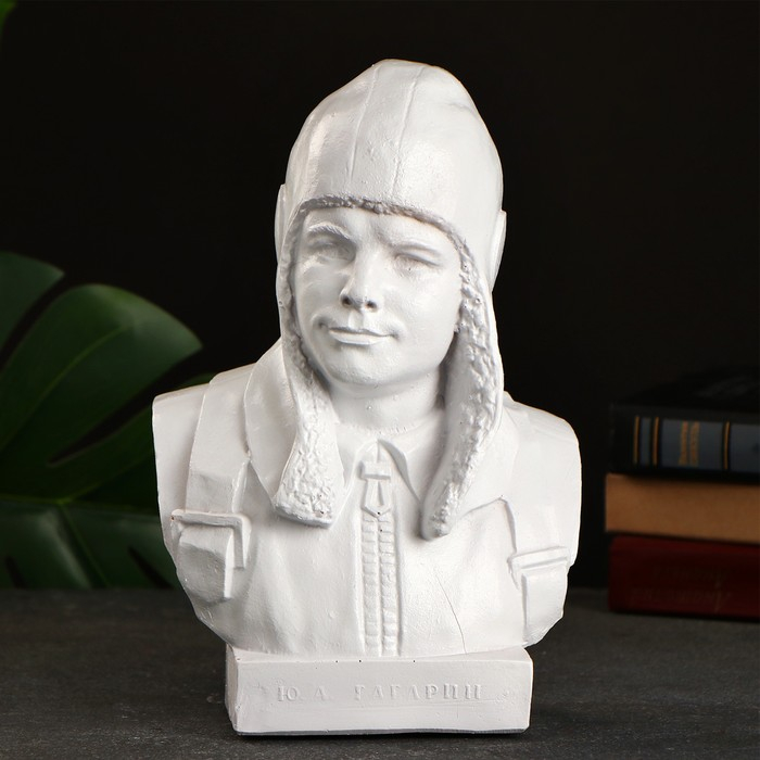 Бюст Гагарин Ю.А., белый 25х17см Бюст Гагарин Ю.А., белый 25х17см