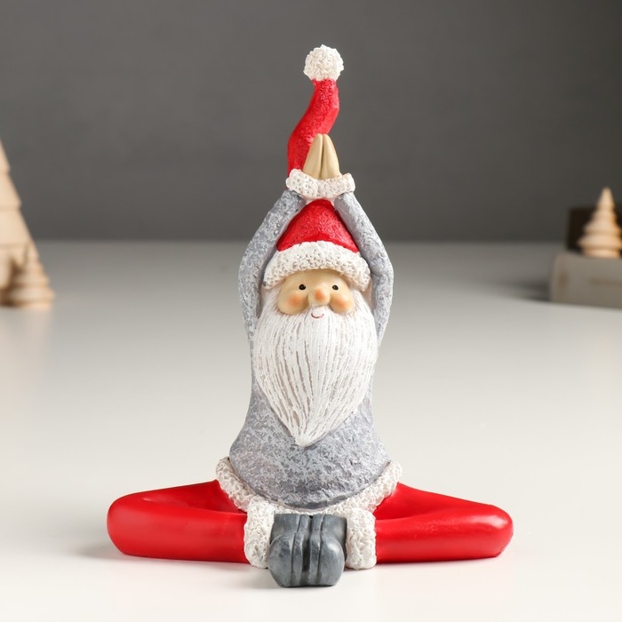 Сувенир полистоун "Дед Мороз - йог. Растяжка и расслабление" МИКС 9х15х18 см