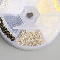 Бисер стекло 8/0 (3 мм) в шкатулке "Белый" 6 цветов х 10 гр 8х8х2 см Бисер стекло 8/0 (3 мм) в шкатулке "Белый" 6 цветов х 10 гр 8х8х2 см