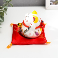 Копилка керамика "Манэки-нэко с колокольчиком, на коврике" МИКС 8х11х6,5 см Копилка керамика "Манэки-нэко с колокольчиком, на коврике" МИКС 8х11х6,5 см