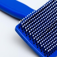 Пуходерка пластиковая мягкая с закругленными зубьями, средняя, 9 х 15,5 см, синяя