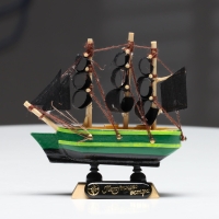 Корабль «Дункан», 10х3х10 см, зеленый корпус, черные паруса Корабль «Дункан», 10х3х10 см, зеленый корпус, черные паруса