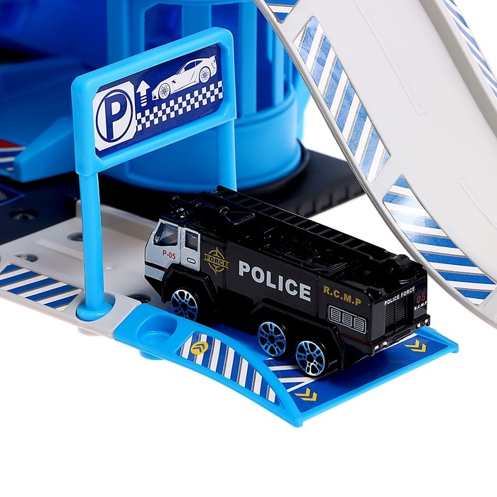 Парковка &laquo;Полицейский участок&raquo;, с металлическими машинкой и вертолётом