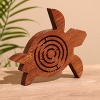 Головоломка-лабиринт "Черепашка" 15х15 см, дерево шишам Головоломка-лабиринт "Черепашка" 15х15 см, дерево шишам