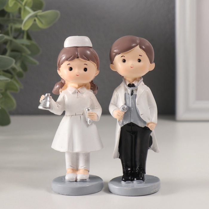Сувенир полистоун "Врач с фонендоскопом и медсестра с мензуркой" набор 2 шт 3,5х4х11 см