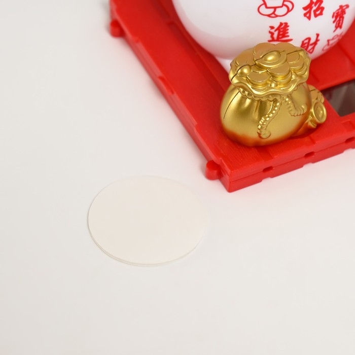 Маятник пластик Маятник пластик "Белый Манэки-нэко со слитком Ямб" 8х8х8,5 см