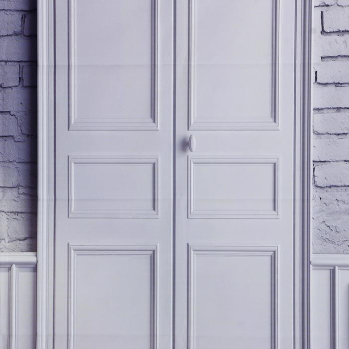 Фотофон винил интерьер Фотофон винил интерьер "Белый кирпич, дверь и чёрный торшер" 150х200 см