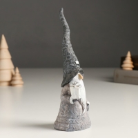 Сувенир полистоун "Дед Мороз в сером наряде и длинном колпаке, с подарком" 6,2х5,2х18 см Сувенир полистоун "Дед Мороз в сером наряде и длинном колпаке, с подарком" 6,2х5,2х18 см