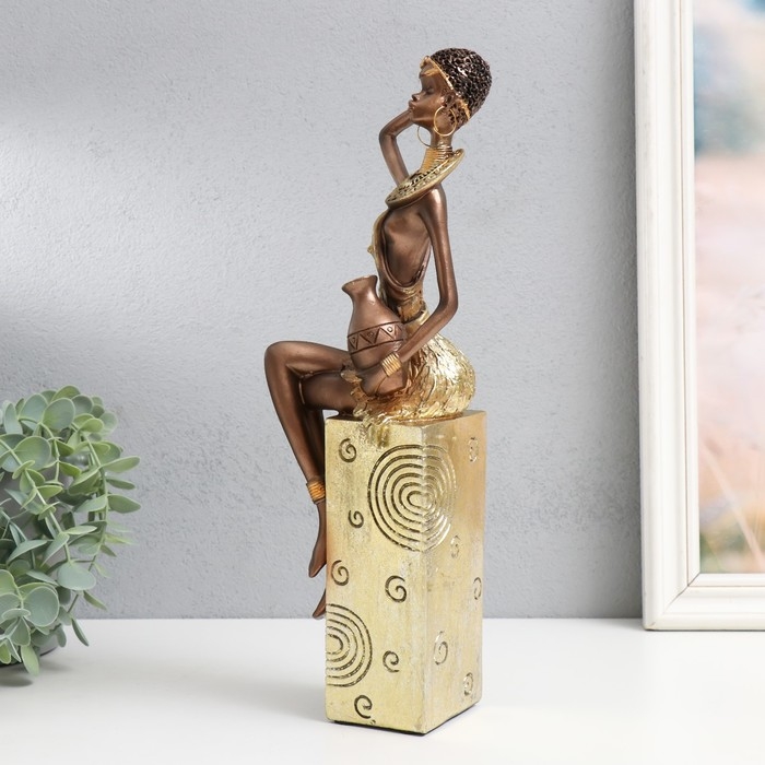 Сувенир полистоун "Африканка с кувшином, на подставке" золото узор - круги 10,5х8х33,5 см