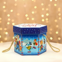 Новый год. Подарочная коробка новогодняя Шестигранник малый "Зимние забавы" с веревочными ручками, 210x210x185 мм. Новый год. Подарочная коробка новогодняя Шестигранник малый "Зимние забавы" с веревочными ручками, 210x210x185 мм.