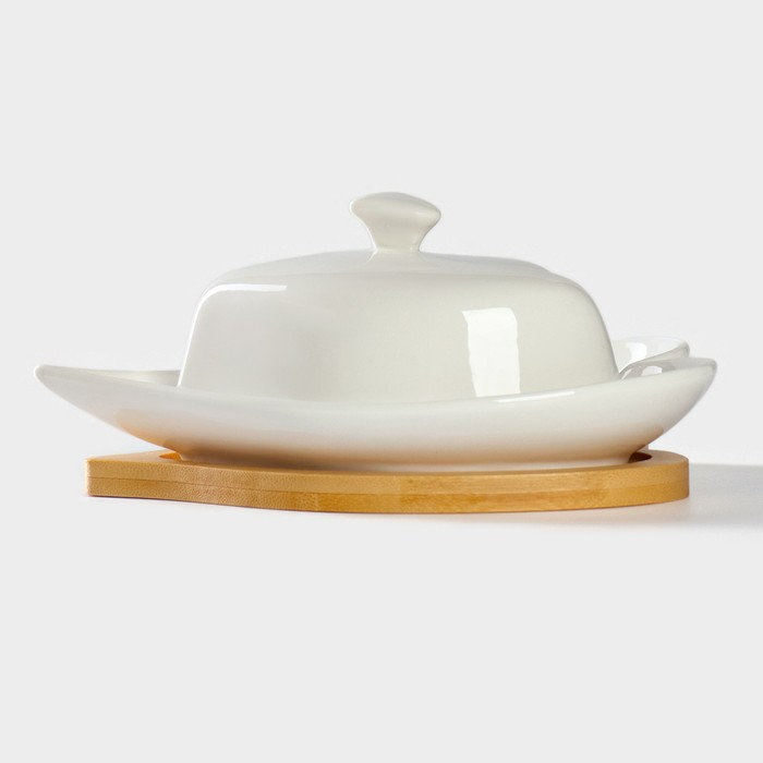 Маслёнка фарфоровая на подставке из бамбука Доляна &laquo;Эстет. Сердце&raquo;, 17&times;12,5&times;8 см, цвет белый