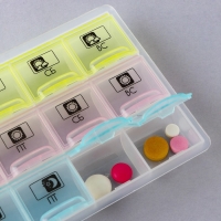 Таблетница органайзер &laquo;Утро, день, вечер&raquo;, 21 секция, русские буквы, разноцветная.