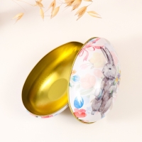 Шкатулка металл яйцо "Пасхальный зайка с букетом и шляпой" 7х6,5х11 см Шкатулка металл яйцо "Пасхальный зайка с букетом и шляпой" 7х6,5х11 см