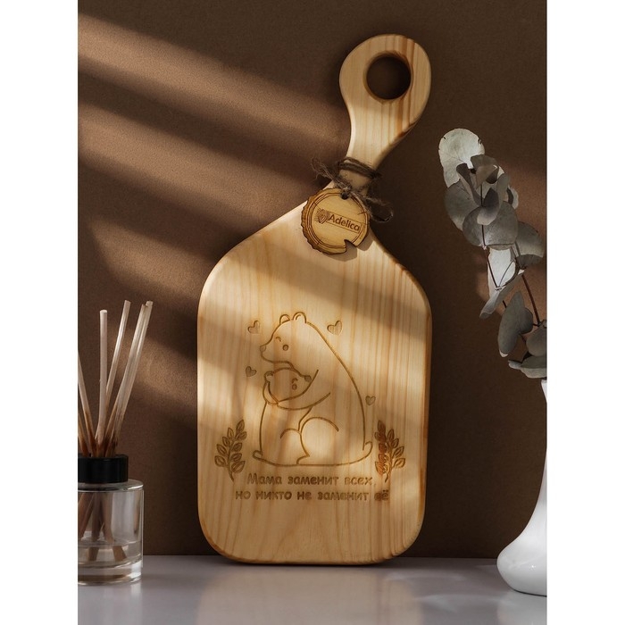 Доска разделочная авторская Adelica &laquo;Мама заменит всех, но никто не заменит её&raquo;, 34,5&times;17,5&times;2,5 см, цельный массив кедра, цвет молочный