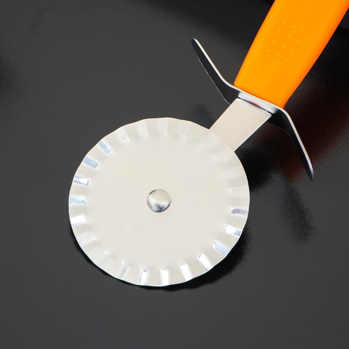 Нож для пиццы и теста Доляна &laquo;Оранж&raquo;, 19 см, ребристый, цвет оранжевый