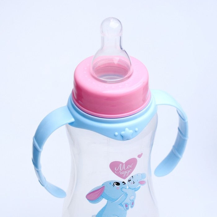 Бутылочку для кормления «Зайки: мамы и малыши», классическое горло, 250 мл., от 0 мес., приталенная, с ручками Бутылочку для кормления «Зайки: мамы и малыши», классическое горло, 250 мл., от 0 мес., приталенная, с ручками