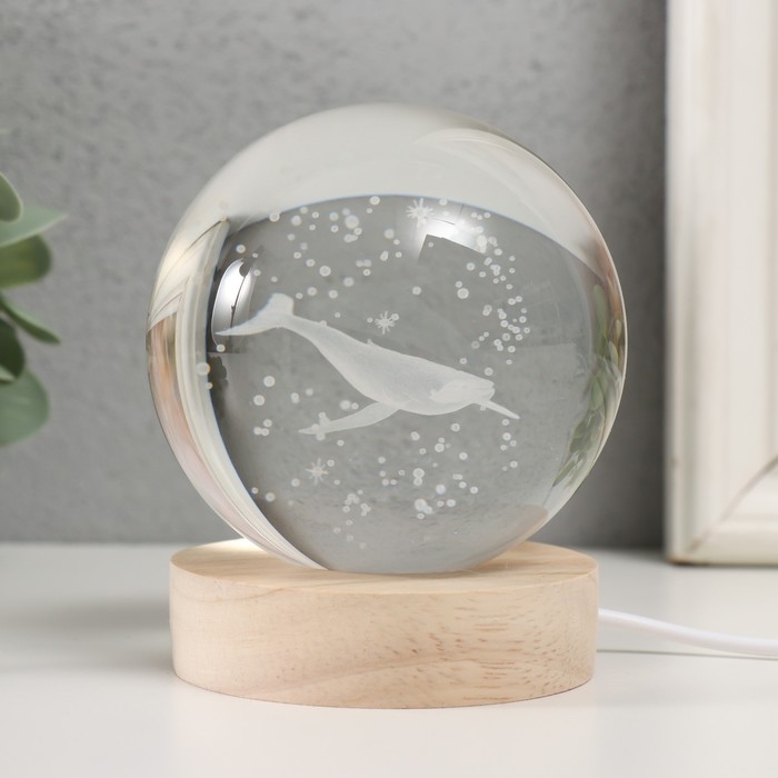 Сувенир стекло подсветка Сувенир стекло подсветка "Кит" d=8 см подставка дерево, USB 8х8х9,5 см