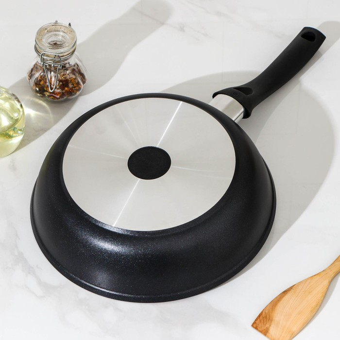 Сковорода &laquo;Традиция&raquo;, d=24 см, пластиковая ручка, антипригарное покрытие, цвет чёрный