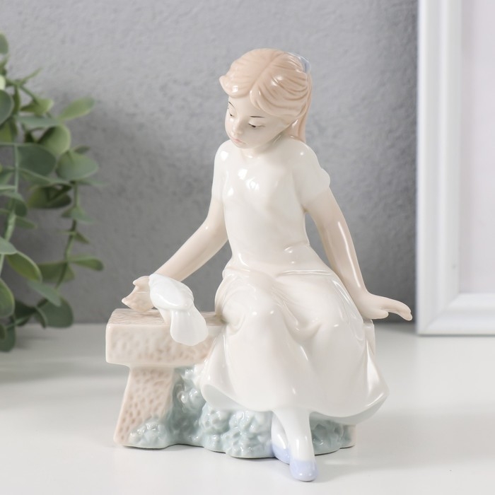 Сувенир керамика "Девочка на скамеечке с голубем" 9х10,8х14,5 см см