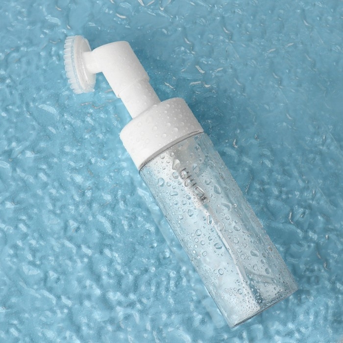 Бутылочка с щёткой для умывания, с дозатором, 150 мл, цвет белый/прозрачный Бутылочка с щёткой для умывания, с дозатором, 150 мл, цвет белый/прозрачный