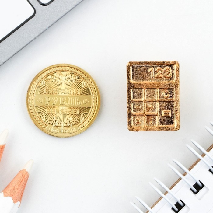 Монета и значок &laquo;Самому надежному бухгалтеру&raquo;, 7.5 х 10 см.