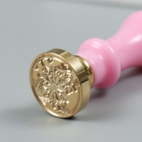 Печать для сургуча с пластиковой ручкой "Снежинки" 2,5х2,5 см Печать для сургуча с пластиковой ручкой "Снежинки" 2,5х2,5 см