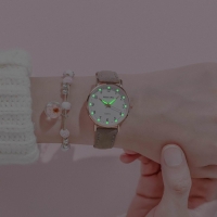 Часы наручные кварцевые, светящиеся Часы наручные кварцевые, светящиеся