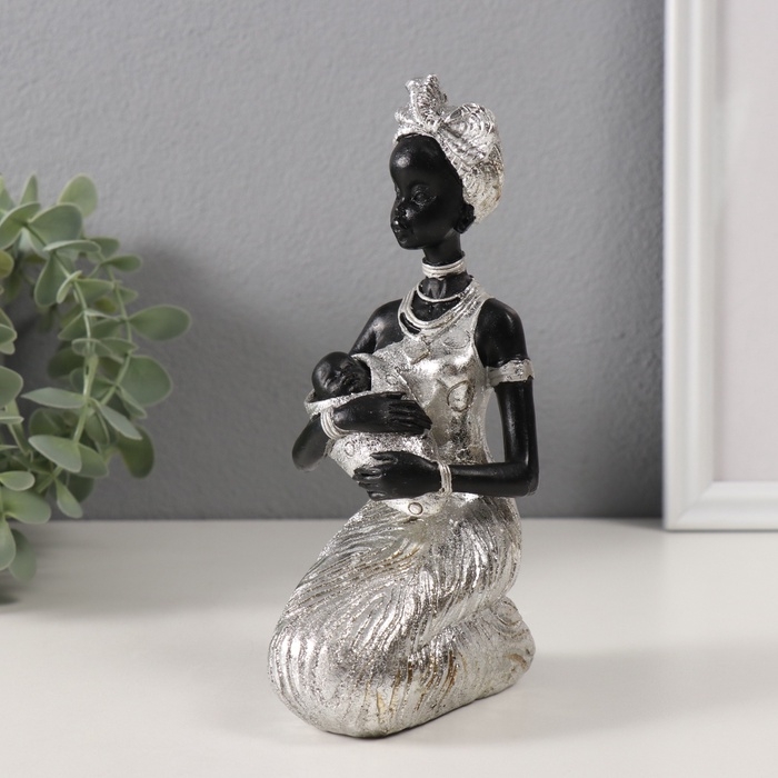 Сувенир полистоун "Африканка с ребенком, в серебристом платье" 11х7,5х18 см