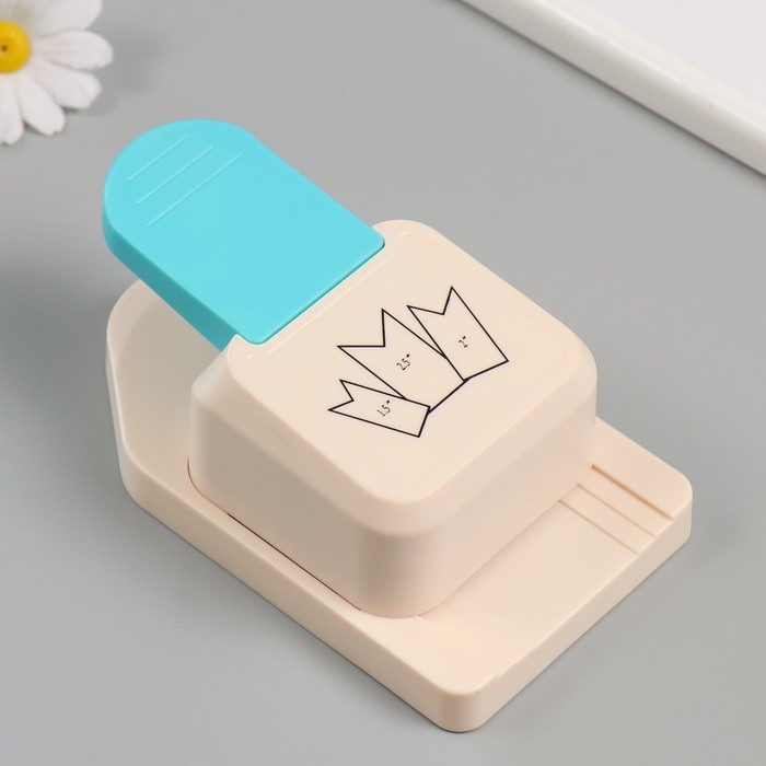 Дырокол фигурный 3в1 рисунок 3,8/5/6,3 см Дырокол фигурный 3в1 рисунок 3,8/5/6,3 см "Флажок" 9х14,9х6,3 см