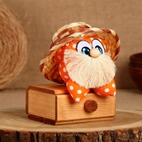 Оберег "Домовой Стасик", на сундуке, 15 х 11 см Оберег "Домовой Стасик", на сундуке, 15 х 11 см