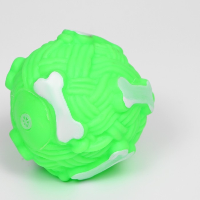 Игрушка пищащая "Клубок с косточками" для собак, 8 см, зелёная