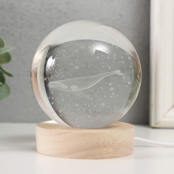 Сувенир стекло подсветка Сувенир стекло подсветка "Кит" d=8 см подставка дерево, USB 8х8х9,5 см