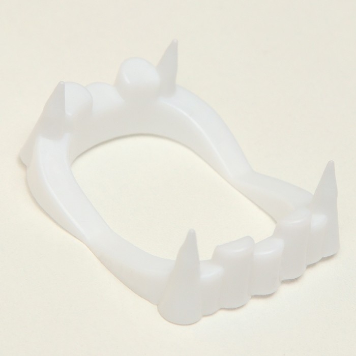 Карнавальный набор &laquo;Кровожадный вампир&raquo;: плащ и зубы