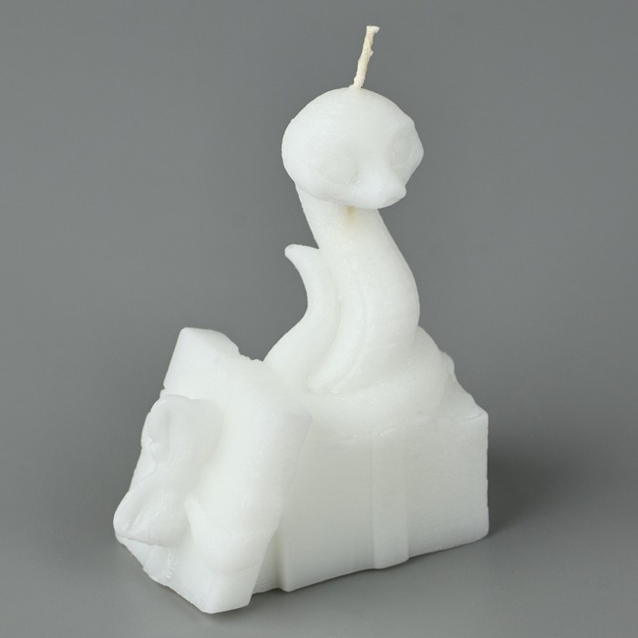 Новый год 2025! Свеча интерьерная &laquo;Новогодняя коллекция: Змейка с подарком&raquo;, белая 77 х 61 х 35