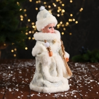 Снегурочка "Пушистой шубке с бантом и фонариком" двигается, 30х14 см, белый Снегурочка "Пушистой шубке с бантом и фонариком" двигается, 30х14 см, белый