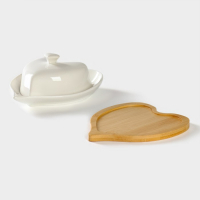 Маслёнка фарфоровая на подставке из бамбука Доляна «Эстет. Сердце», 17×12,5×8 см, цвет белый Маслёнка фарфоровая на подставке из бамбука Доляна «Эстет. Сердце», 17×12,5×8 см, цвет белый