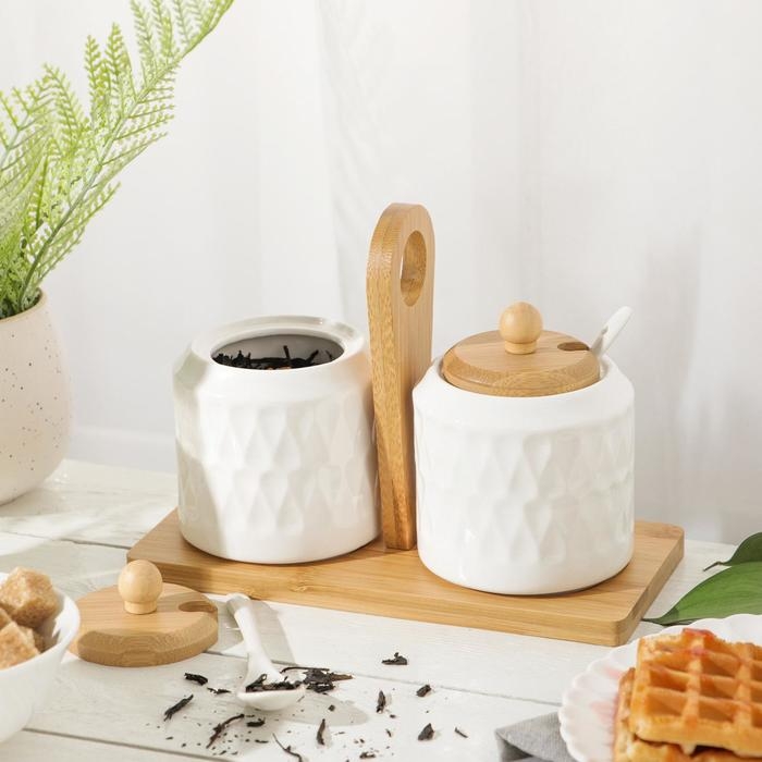 Набор банок фарфоровых для сыпучих продуктов с ложками на бамбуковой подставке BellaTenero «Герда», 2 предмета: 300 мл, цвет белый Набор банок фарфоровых для сыпучих продуктов с ложками на бамбуковой подставке BellaTenero «Герда», 2 предмета: 300 мл, цвет белый