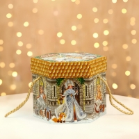 Новый год. Подарочная коробка новогодняя Шестигранник малый "Новогодний шарм" с веревочными ручками, 210x210x185 мм. Новый год. Подарочная коробка новогодняя Шестигранник малый "Новогодний шарм" с веревочными ручками, 210x210x185 мм.