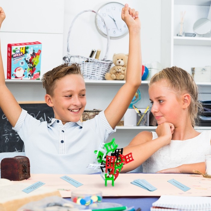 Настольная игра &laquo;На 4 ногах&raquo;, новогодняя версия, 18 стульев, 2-4 игрока, 3+