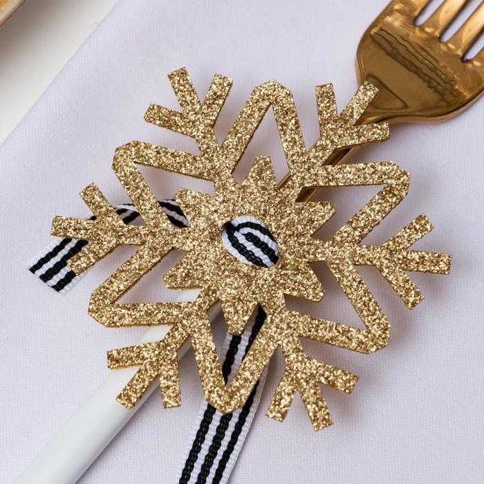Новый год. Набор для декора столовых предметов &laquo;Снежинка&raquo;, 4 шт, цвет золото 7х8 см 100% п/э, фетр