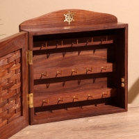 Ключница "Капитан" 18х9х31 см, дерево шишам Ключница "Капитан" 18х9х31 см, дерево шишам