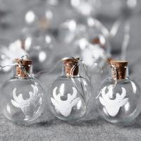 Гирлянда &laquo;Нить&raquo; 1.6 м с насадками &laquo;Шарики с оленем&raquo;, IP20, серебристая нить, 15 LED, батарейки ААх2 (нет в комплекте), свечение белое