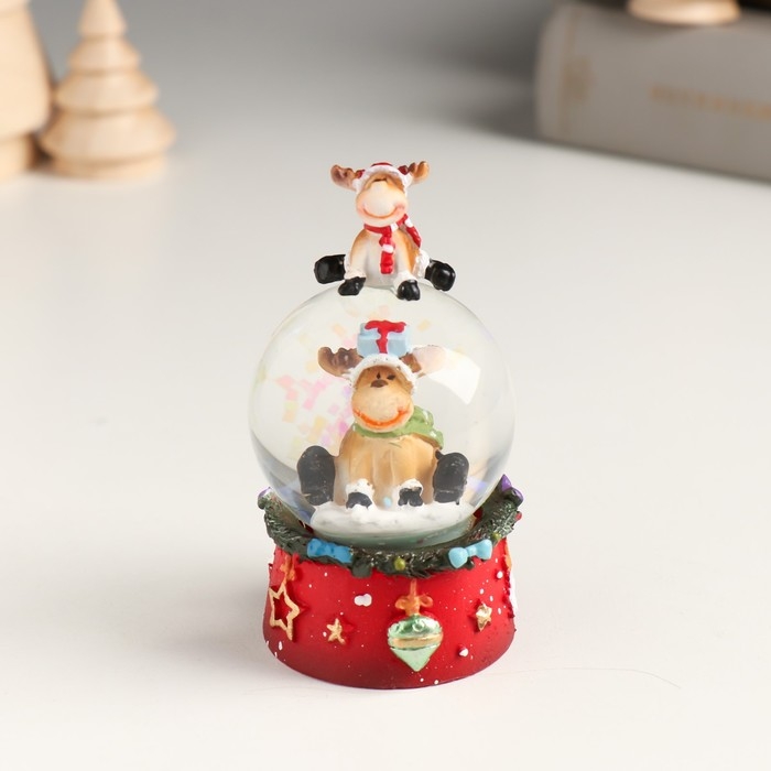 Сувенир полистоун водяной шар "Лосики - чехарда" 4,5х4,5х6,5 см